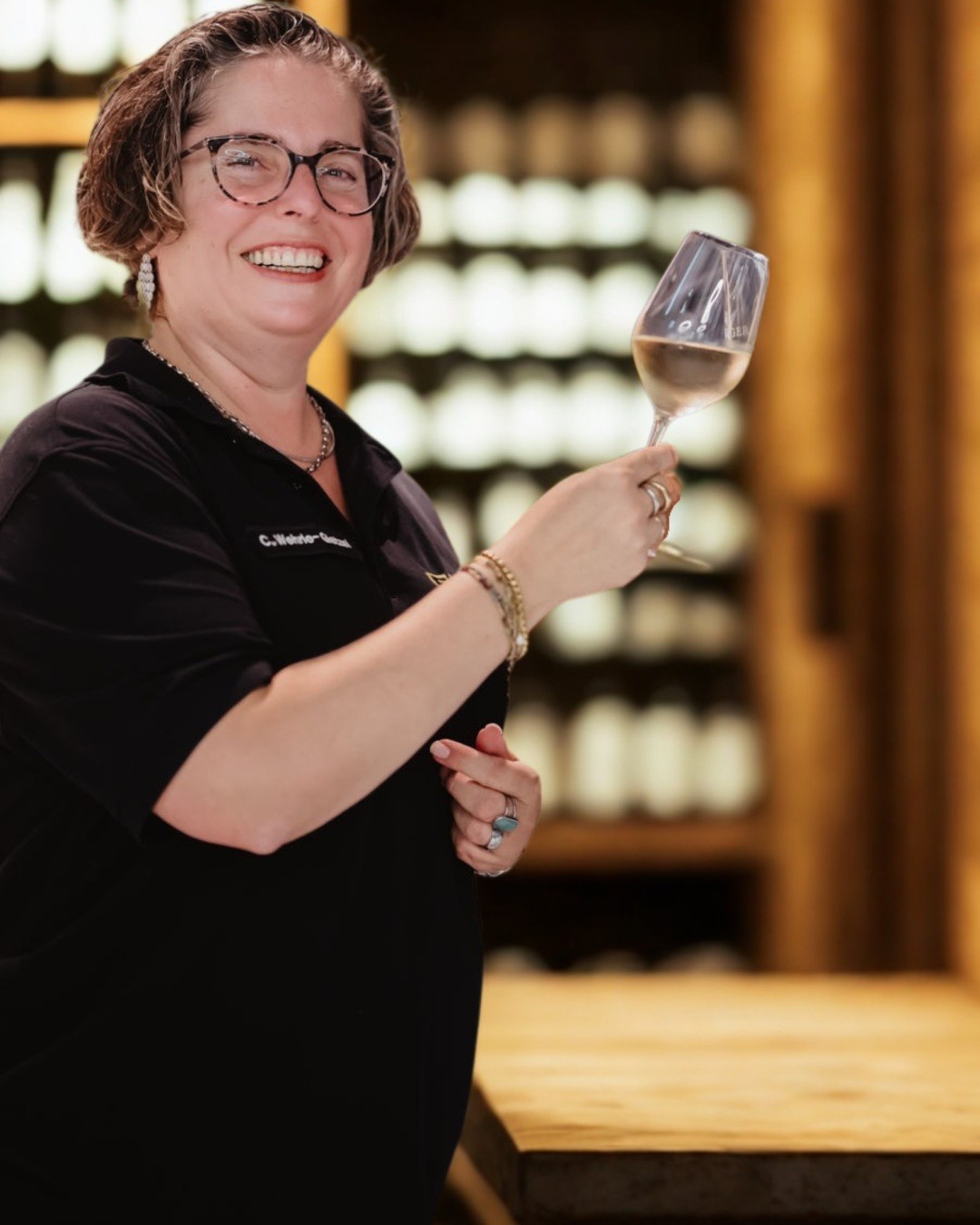 edeka_kuehl_vinothek_mitarbeiterin_opt edeka_kuehl_vinothek_mitarbeiterin_opt